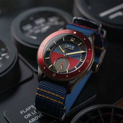 AVI-8 Flyboy Airmaster Sector Meca-Quartz tummansininen ja punainen kellotaulu AV-4112-04 miesten kello