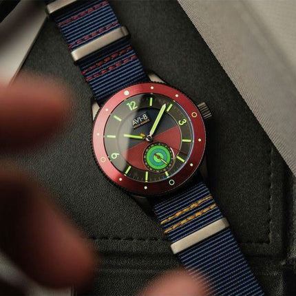AVI-8 Flyboy Airmaster Sector Meca-Quartz tummansininen ja punainen kellotaulu AV-4112-04 miesten kello