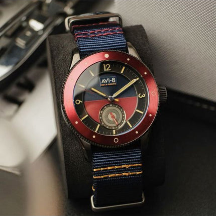 AVI-8 Flyboy Airmaster Sector Meca-Quartz tummansininen ja punainen kellotaulu AV-4112-04 miesten kello