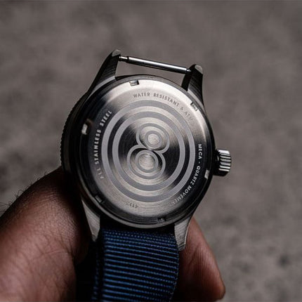AVI-8 Flyboy Airmaster Sector Meca-Quartz tummansininen ja punainen kellotaulu AV-4112-04 miesten kello